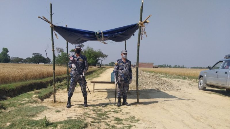 सीमाका सुरक्षाकर्मी त्रिपालमुनि बसेर काममा