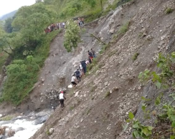 पहिरोमा पुरिँदा एक बालक वेपत्ता, चार घाइते