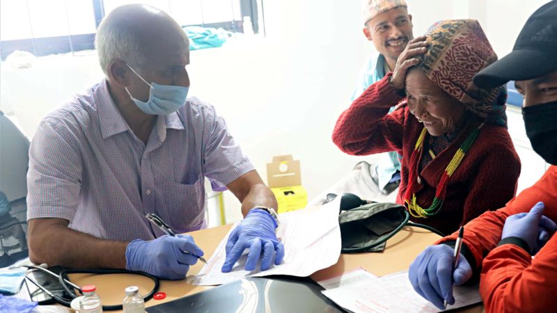 डा. केसी मुगुमा चार वटा शल्यक्रिया र २ सय भन्दा बढी बिरामीको उपचार गरेर फर्किए
