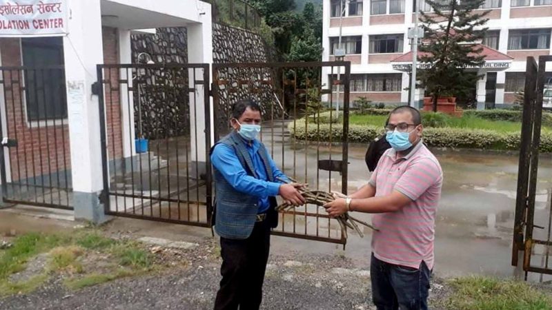 गुर्जोप्रति बढ्दो मोहः निःशुल्क वितरण गर्दै युवा