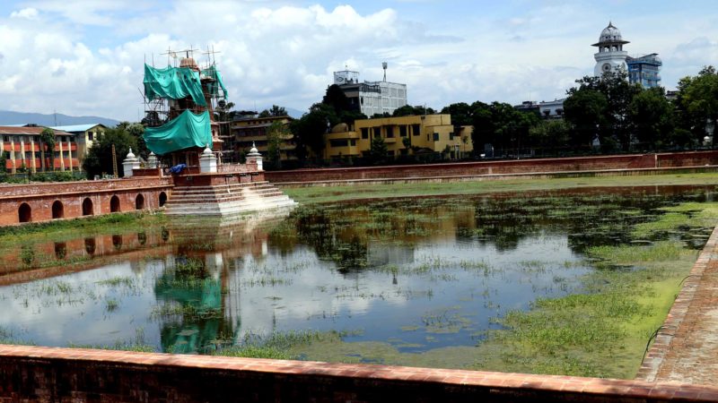 पानीले भरिन थाल्यो रानी पोखरी । विगत केही वर्षदेखि पुनःनिर्माण भइरहेको रानी पोखरीमा पानी भरिन थालेको छ । सोमबार देखिएको रानीपोखरीको दृष्य । तस्वीर / रासस