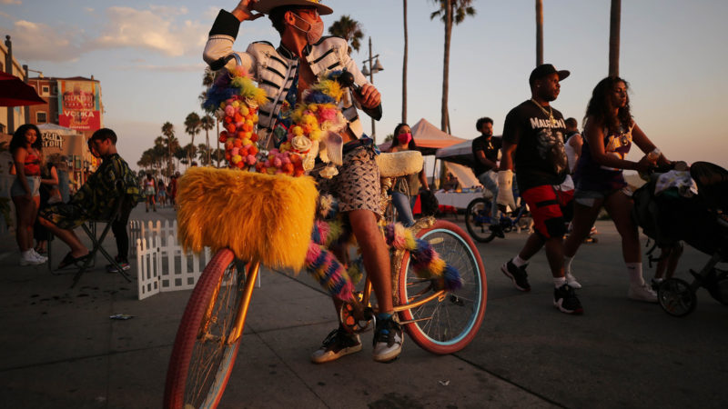 VENICE, CALIFORNIA - SEPTEMBER 05: Bubblelicious sits on his bike on the Venice Beach boardwalk after sunset on the first day of the Labor Day weekend amid a heatwave on September 5, 2020 in Venice, California. Temperatures are soaring across California sparking concerns that crowded beaches could allow for wider spread of the coronavirus (COVID-19).   Mario Tama/Getty Images/AFP  == FOR NEWSPAPERS, INTERNET, TELCOS & TELEVISION USE ONLY ==