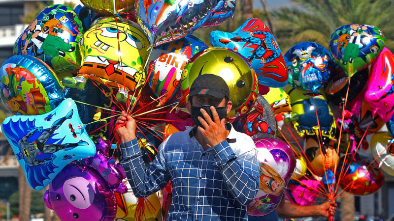 (200906) -- BEIRUT, Sept. 6, 2020 (Xinhua) -- A vendor wearing a face mask sells balloons at the Corniche of Beirut, Lebanon, on Sept. 6, 2020. Lebanon's number of COVID-19 infections increased on Sunday by 415 cases to 20,426 while death toll went up by four to 191, the Health Ministry reported. (Xinhua/Bilal Jawich)