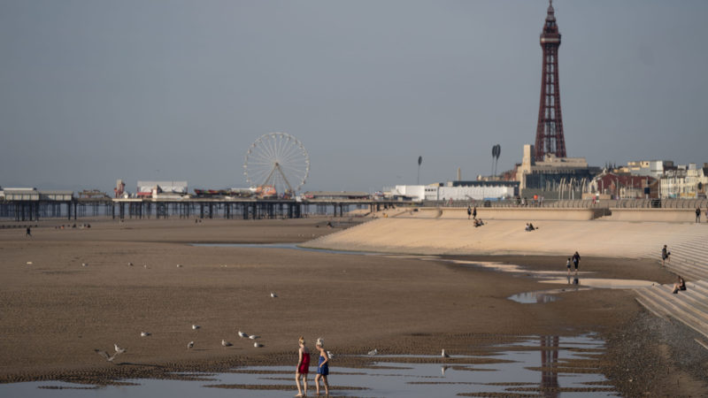 People are seen on the beach in Blackpool, Britain, on Sept. 14, 2020.   In order to curb the rise in coronavirus cases, tough new limits on social gatherings came into force in Britain on Monday, meaning that in most regions, it is now illegal for groups of more than six to meet up. The "rule of six" kicked off at midnight across England, Wales and Scotland in the latest push to curb the recent surge in coronavirus infections. (Photo/RSS