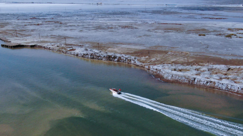 Aerial photo taken on Sept. 23, 2020 shows tourists taking a pleasure boat to view the Caka Salt Lake in Wulan County, northwest China's Qinghai Province. The naturally crystallized saline lake, with an altitude of 3,100 meters, is known as the "mirror of the sky." (Xinhua/RSS)