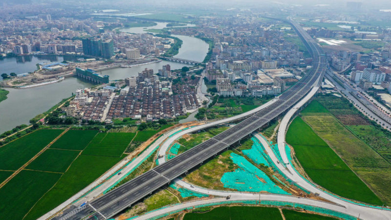 (200929) -- SHANTOU, Sept. 29, 2020 (Xinhua) -- Aerial photo taken on Sept. 29, 2020 shows a viaduct of the Shantou-Jiexi expressway in Shantou, south China's Guangdong Province.
 The 86.5-km-long Shantou-Jiexi expressway, which links Shantou City and Jiexi County in Guangdong, is projected to be open to traffic by the end of this year. The expressway will further shorten the travel time between the eastern part of Guangdong and the Guangdong-Hong Kong-Macao Greater Bay Area while strengthening economic ties between the two regions. (Xinhua/Liu Dawei)