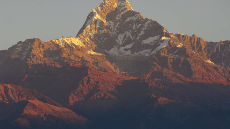 सराङ्गकोटबाट सूर्योदय हुँदै गर्दा देखिएको माछापुच्छ्रे हिमाल । 