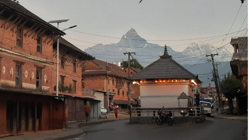 पोखराको पुरानो बजार मोहरिया टोल र यहाँबाट देखिएको माछापुच्छ्रे हिमाल । तस्बिरः रासस