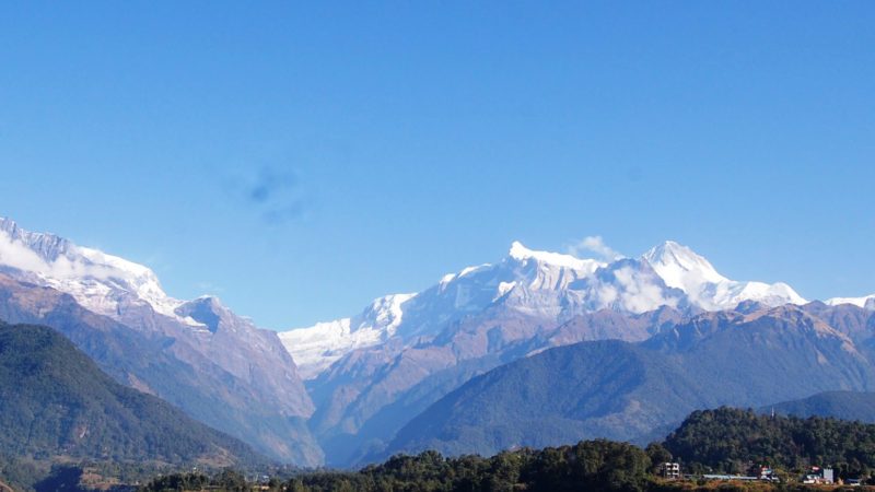 पोखरा महानगरपालिका–२५ हेमजाको स्थानीय मेलबोट बस्तीबाट मङ्गलबार विहान देखिएको अन्नपूर्ण हिमश्रृङ्खला ।