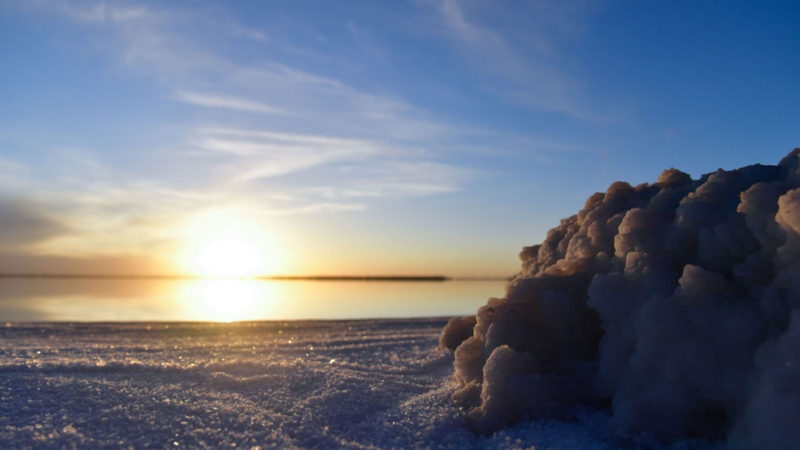 Qairhan Salt Lake in northwest China's Qinghai Province. Qairhan Salt Lake, covering more than 5,800 square kilometers in Qinghai, boasts deposits of more than 60 billion tonnes of various resources, such as potassium, sodium, magnesium and lithium. (Xinhua/RSS)