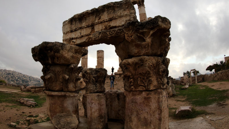  Tourists visit the Citadel archaeological site in Amman, capital of Jordan, Nov. 26, 2020. (Photo /RSS)