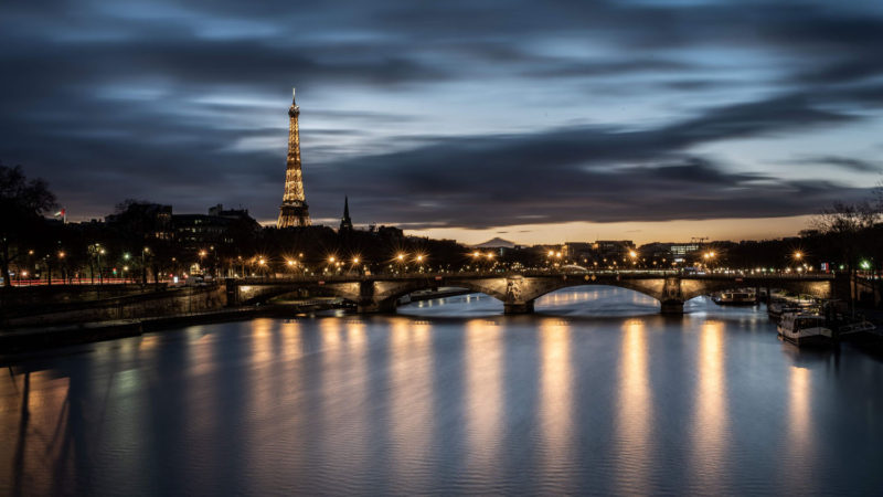 This long exposure picture shows the Eiffel Tower at sunset, on December 24, 2020 in Paris. (Photo/ RSS)