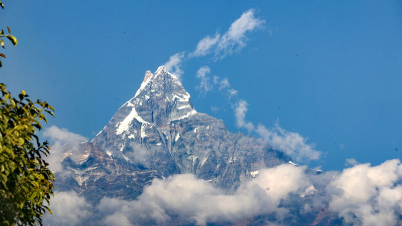 कास्कीको अन्नपूर्ण गाउँपालिकाको नागडाँडाबाट देखिएको माछापुच्छ्रे हिमाल । तस्बिरःरासस