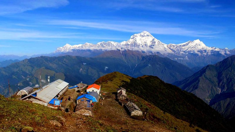 म्याग्दीको अन्नपूर्ण गाउँपालिका–५स्थित खोपारा लेकमा रहेका सामुदायिक लज र पृष्ठ भूमिको धौलागिरी हिमाल । तस्वीर: सन्तोष गौतम/रासस