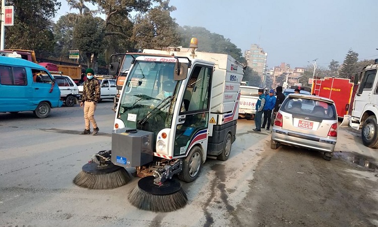 धुलोबाट इँटा बनाउँदै कामपा