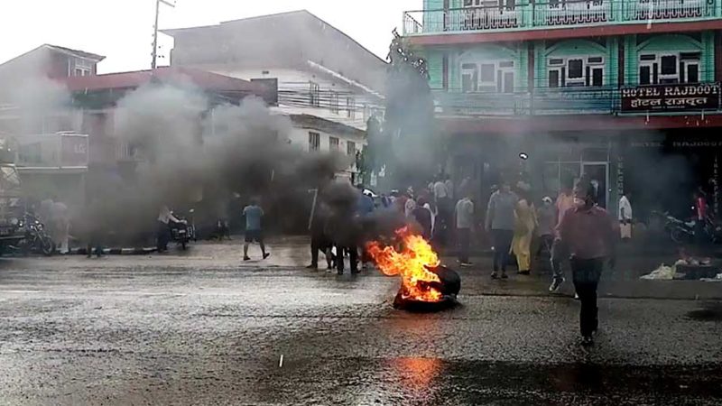 प्रधानमन्त्रीको विरोधमा धनगढीमा प्रचण्ड-नेपाल समूहका विद्यार्थीहरूले टायर बालेर विरोध प्रदर्शन