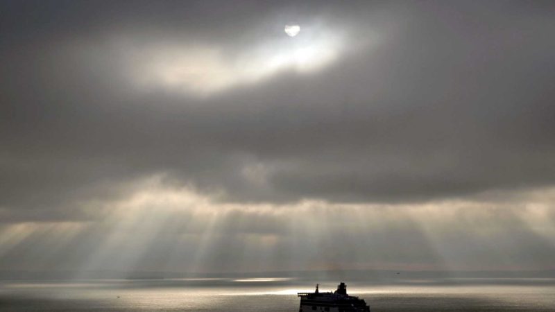 TOPSHOT - A P&O ferry departs the Port of Dover, southeast England on January 1, 2021. - As dawn broke today over Dover, Britain's trading gateway to the European Union, the first ferry sailings of the post-Brexit era left for northern France without delay or drama. (Photo by JUSTIN TALLIS / AFP)