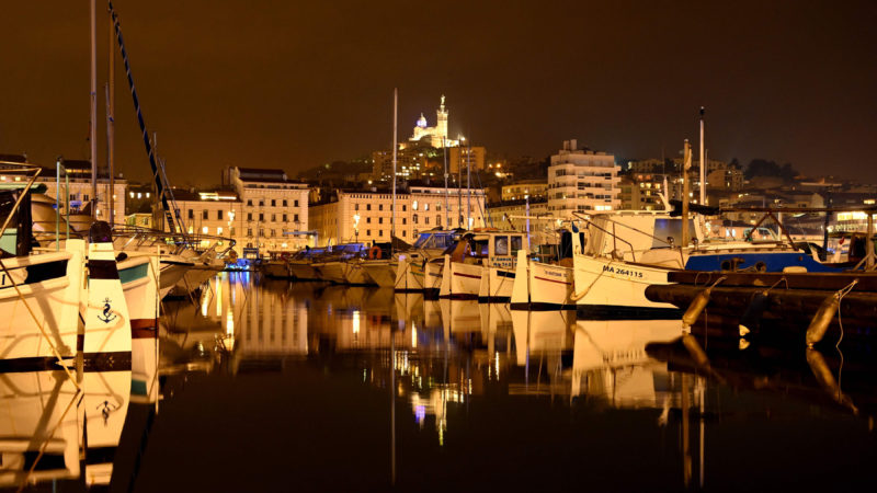 A picture taken on January 10, 2021 shows the deserted Vieux-Port in Marseille, southern France, moments after the 6pm curfew started, instead of 8pm, in the Bouches-du-Rhone departement to restrain the spread of the Covid-19 (novel coronavirus). - France extended the 6pm curfew to prevent the spread of Covid-19, to the Bouches-du-Rhone department, announced the Bouches-du-Rhone prefect on January 9, 2021. (Photo  / RSS)