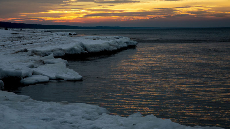 (210123) -- CARNIKAVA (LATVIA), Jan. 23, 2021 (Xinhua) -- Photo taken on Jan. 22, 2021 shows the winter scenery of Baltic Sea and a beach in Carnikava, Latvia. (Photo by Edijs Palens/Xinhua)