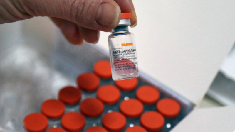 A health worker shows a vial of the COVID-19 vaccine at a health center in Ankara, Turkey, on Jan. 26, 2021. Turkey reported on Tuesday 7,103 new COVID-19 cases, including 681 with symptoms, raising the total number in the country to 2,442,350. (Photo by Mustafa Kaya/RSS)