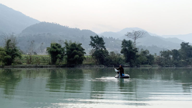 तनहुँको आँबुखैरेनी गाउँपालिका–१ बरादीस्थित मस्र्याङ्दी नदीमा जाल हानेर माछा मार्दै एक व्यक्ति । तस्वीर : रासस