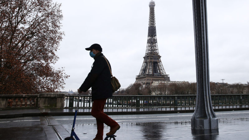 A man rides on a scooter on the Bir-Hakeim bridge near the Eiffel Tower in Paris, France, Jan. 13, 2021. France on Wednesday confirmed 23,852 infections with COVID-19 over the past 24 hours, the biggest one-day tally since Jan. 6, as more infectious variants circulate, posing growing risk of the epidemic rebound, health authorities data showed.  Photo/RSS