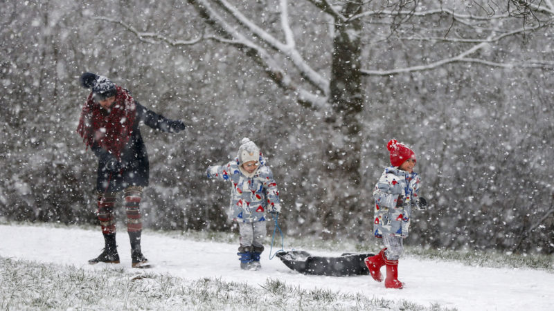 People enjoy the snow in London, Britain, on Jan. 24, 2021. (Xinhua/RSS)