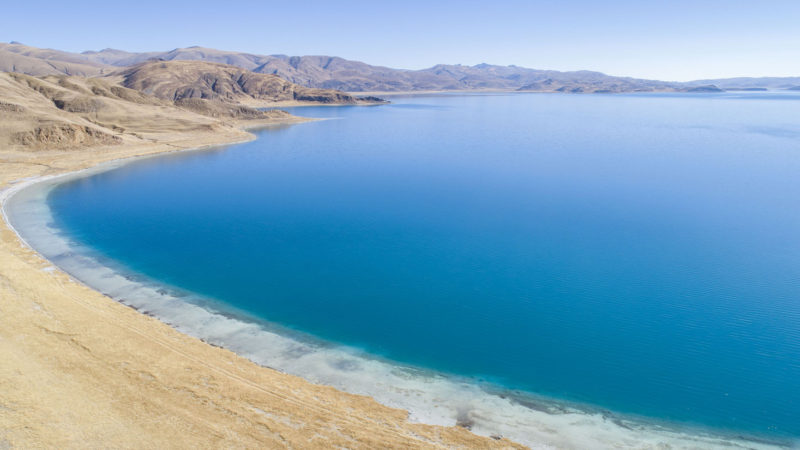 (210113) -- LHASA, Jan. 13, 2021 (Xinhua) -- Aerial photo taken on Jan. 10, 2021 shows the scenery of Yamzbog Yumco Lake in Shannan, southwest China's Tibet Autonomous Region. The population of wild animals that inhabit and breed by the lake increased year by year thanks to efforts of environmental protection. (Xinhua/Sun Fei)