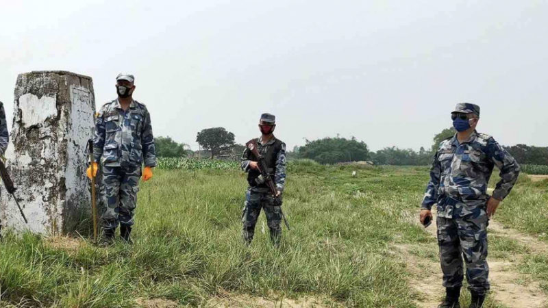 सीमामा निरन्तर किचलो : ढलेका स्तम्भ उस्तै