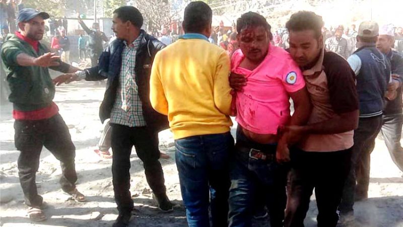बैतडीमा कांग्रेस सभामा नेकपा कार्यकर्ताले  आक्रमण गर्दा ६ जना घाइते