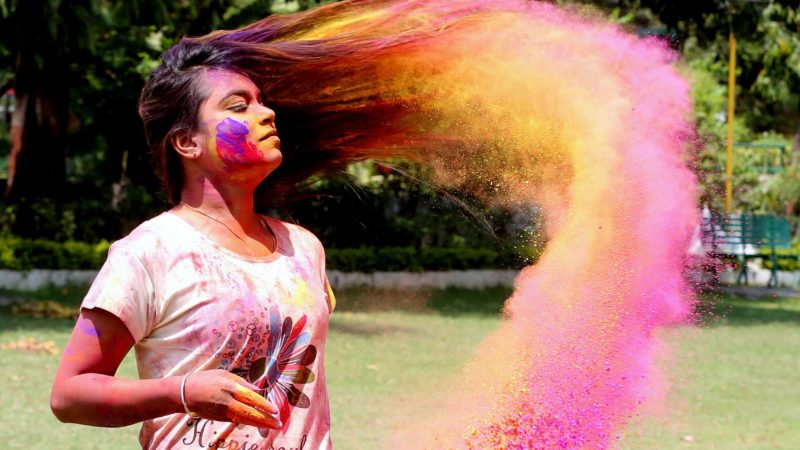 (210324) -- BHOPAL, March 24, 2021 (Xinhua) -- An Indian girl has her hair smeared with colored powder during the celebration of Holi, the festival of colors, in Bhopal, India, March 24, 2021. The Hindu festival of Holi heralds the arrival of spring. (Str/Xinhua)