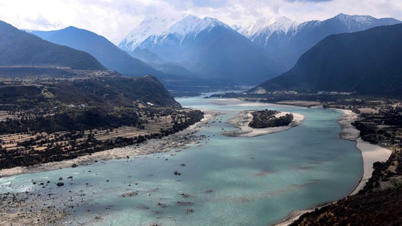 This photo taken on March 28, 2021 shows the Yarlung Zangbo Grand Canyon in Nyingchi city, in China's western Tibet Autonomous Region. - China is planning a mega dam in Tibet able to produce triple the electricity generated by the Three Gorges -- the world's largest power station -- stoking fears among environmentalists and in neighbouring India. (Photo by STR / AFP) / China OUT / TO GO WITH AFP STORY CHINA-ENVIRONMENT-TIBET-POLITICS-INDIA,FOCUS BY PATRICK BAERT AND BHUVAN BAGGA