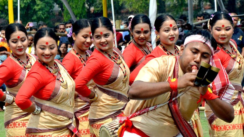 (210414) -- GUWAHATI, April 14, 2021 (Xinhua) -- People perform Bihu, a folk dance, during the Rangoli Bihu Festival in Guwahati city of India's northeastern state of Assam on April 14, 2021. (Str/Xinhua)