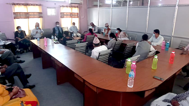 ओलीले बालुवाटारमा गरेको निर्णय सुदूरपश्चिमका एमाले सांसदद्वारा अवज्ञा, मुख्यमन्त्री भट्ट सुरक्षित