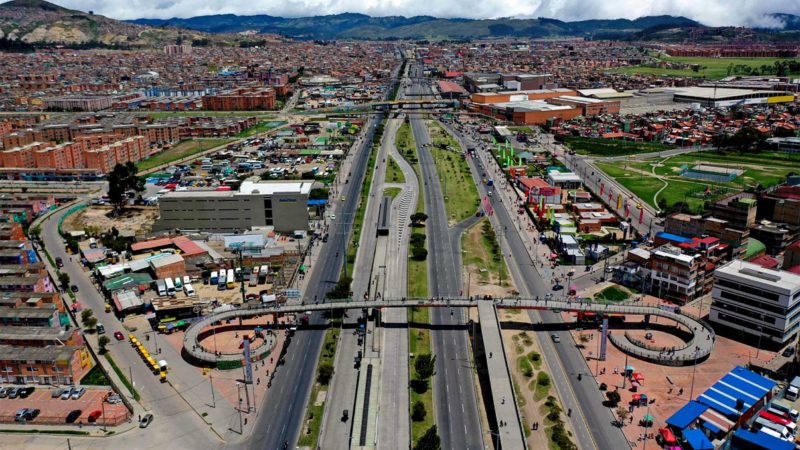 Aerial view showing empty streets and highways after a group of protesters blocked them during a protest against the government of Colombian President Ivan Duque, in Bogota on May 24, 2021. - Officially, 43 people have died in clashes since the protests started, initially against a proposed tax reform that has since been withdrawn. Demonstrations have continued in the face of a violent police crackdown that has drawn international condemnation. (Photo by Raul ARBOLEDA / AFP)