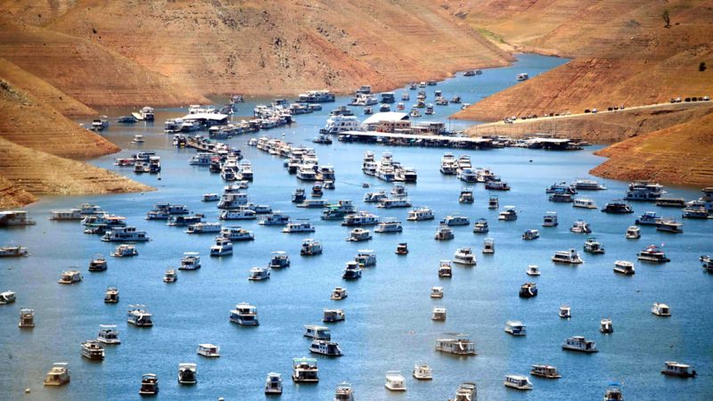 Houseboats are moored on Lake Oroville reservoir during the California drought emergency on May 25, 2021 in Oroville, California. - Summer has not even begun and Lake Oroville, the second-largest reservoir in California that provides drinking water to more than 25 million people, is at less than half of its average capacity at this time of year.
It is a worrying indication of the worsening drought conditions in the northern part of the Golden State. (Photo by Patrick T. FALLON / AFP)