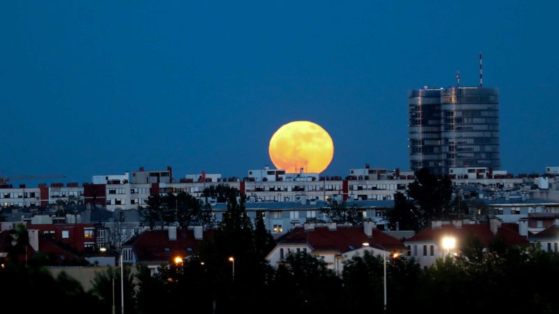 (210527) -- ZAGREB, May 27, 2021 (Xinhua) -- A full moon is seen over Zagreb, capital of Croatia, May 26, 2021. (Emica Elvedji/Pixsell via Xinhua)