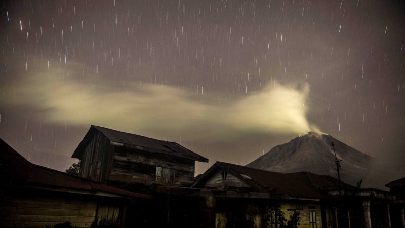 (210515) -- NORTH SUMATRA, May 15, 2021 (Xinhua) -- Photo taken on May 15, 2021 shows smoke spewing from Mount Sinabung, seen from a deserted village in Gamber, Karo district, North Sumatra, Indonesia. (Photo by Sutanta Aditya/Xinhua)