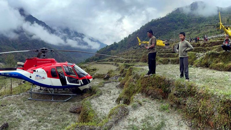 धौलागिरि आरोहणमा गएका टोलीलाई लिन बिहीवार धौलागिरि आधार शिविरतर्फ जाँदै गरेको हेलिकोप्टर मौसम खराव भएपछि धौलागिरी गाउँपालिका क्षेत्रमा अवतरण गरिएको छ । तस्वीर : रासस