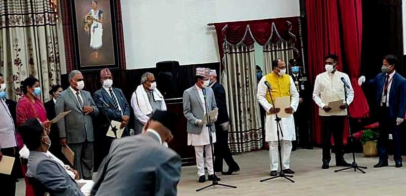 प्रधानमन्त्रीले गरे मन्त्रिमण्डलमा व्यापक हेरफेर, नयाँ मन्त्रीले लिए सपथ,