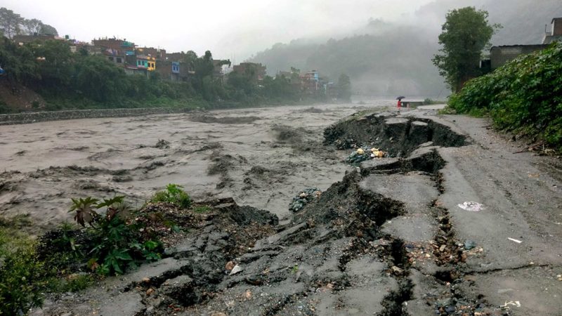 कालीगण्डकीले तटबन्ध बगाएपछि बेनीमा कटान