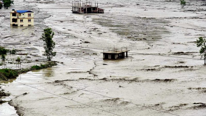 मेलम्चीमा गएराति आएको बाढीले प्रहरी चौकी बगायो