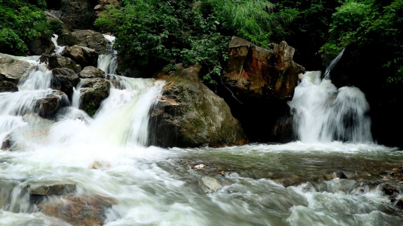 पृथ्वी राजमार्गकोे अबुवा खैरेनीस्थित ऐना पहारामा झरेको झरनाको मनोरम दृश्य । लकडाउनका कारण उक्त झरनामा रमाउने मानिसहरु नआएका कारण सुसाउँदै बगिरहेछ ।  तस्वीर : प्रदीपराज वन्त, रासस