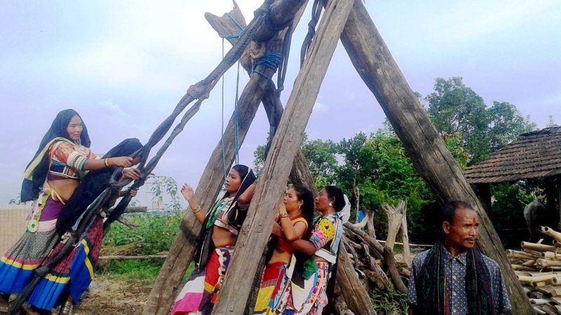 सावनको डोलामा पिङ खेल्दै राना थारु