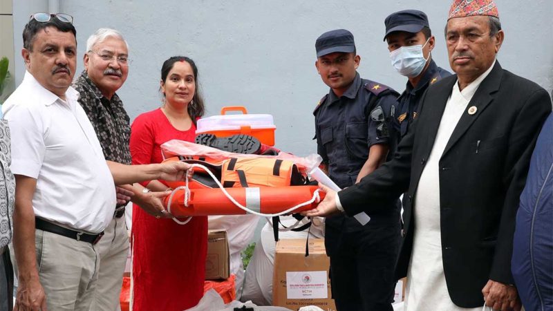 दोलखा प्रहरीलाई विपत प्रतिकार्यका लागि सामग्रीहरु हस्तान्तरण
