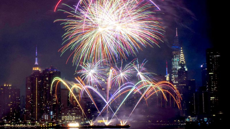 NEW YORK, NY - JULY 04: Fireworks light up the night sky over the East River as seen from Hunter's Park South on July 04, 2021 in the Queens borough of New York City. This is the 45th annual display of the Macy's Independence Day fireworks show.   Eduardo Munoz Alvarez/Getty Images/AFP  == FOR NEWSPAPERS, INTERNET, TELCOS & TELEVISION USE ONLY ==