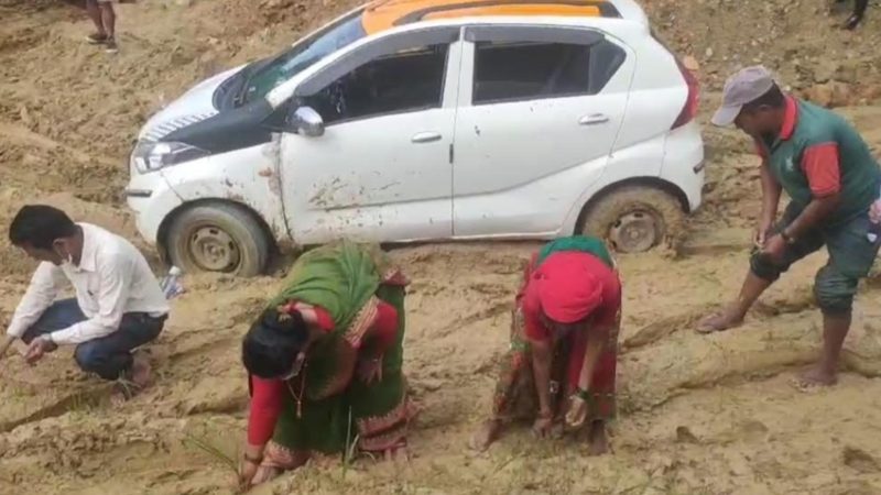 जनप्रतिनिधिले नै रोपे सडकमा कोदो