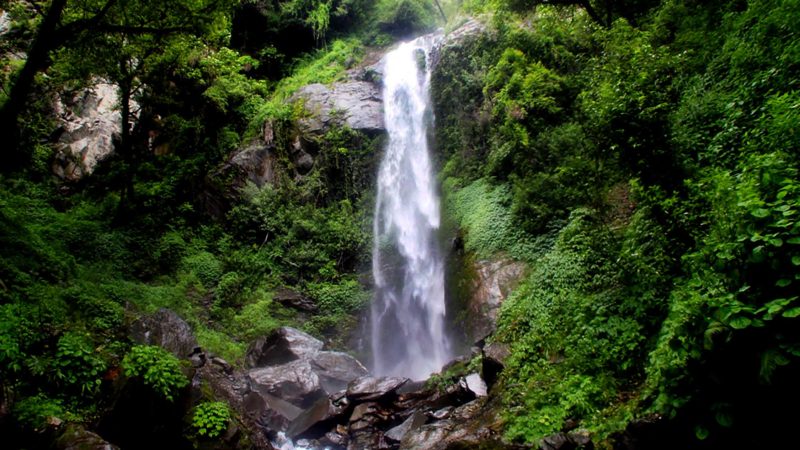 म्याग्दीको अन्न्पूर्ण गाउँपालिका–१ दोबामा रहेको मह आउने झरना । यस झरनाको पर्यटन विकासका लागि गाउँपालिकाले सडक सञ्जालको पहूँच विस्तार गर्न थालेको छ । तस्वीर : कमल खत्री/रासस