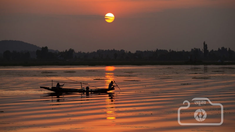 Boatmen row their boat during sunset at Dal lake in Srinagar city, the summer capital of Indian-controlled Kashmir, July 17, 2021. Photo/RSS