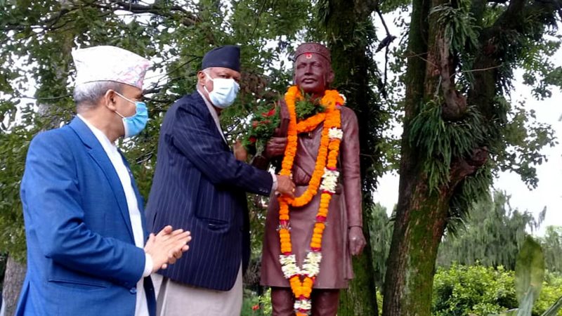 नेपाल प्रज्ञा प्रतिष्ठानका कुलपति गङगाप्रसाद उप्रेती, २०८औँ भानु जयन्तीको अवसरमा प्रतिष्ठानमा रहेको भानुभक्त आचार्यको प्रतिमामा माल्यार्पण गर्दै । तस्वीर : नारायण ढुङगाना/ रासस